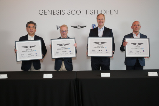 10일 잭 니클라우스 골프클럽 코리아에서 진행된 핀 플래그 서명식에서 장재훈(왼쪽부터) 제네시스 브랜드 사장, 키스 펠리 유러피언 투어 CEO, 크리스찬 하디 PGA투어 수석 부사장, 도미닉 보쉬 제네시스 유럽 법인장이 제네시스 스코티시 오픈 로고가 담긴 핀 플래그에 서명 후 사진 촬영을 진행하고 있다. 제네시스 브랜드 제공